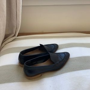 Everlane Modern Loafer in Black, size 8